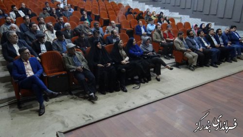 هنرمندان روح جامعه را به سمت آرامش سوق می‌دهند و جایگاه شایسته‌ای دارند