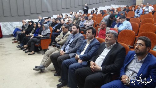 هنرمندان روح جامعه را به سمت آرامش سوق می‌دهند و جایگاه شایسته‌ای دارند