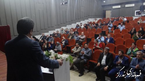 هنرمندان روح جامعه را به سمت آرامش سوق می‌دهند و جایگاه شایسته‌ای دارند