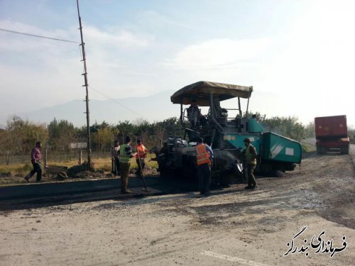 فرمانداربندرگز از اجرای آسفالت روستایی با اعتبار ۶۰۰میلیون تومان درشهرستان خبر داد