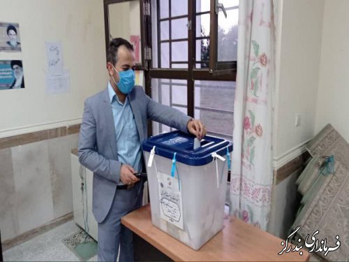 بخشدار نوکنده رای خود را به صندوق انداخت