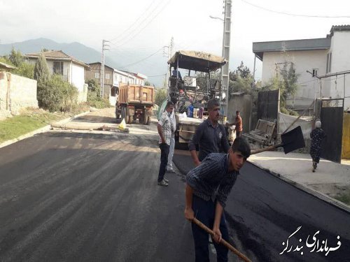 بازدید فرماندار بندرگز از آسفالت ریزی معابر روستای لیوان شرقی