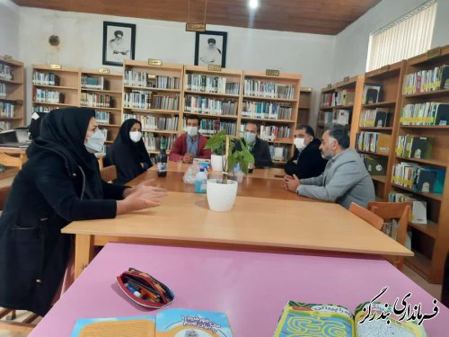 تجلیل بخشدار نوکنده از مسوول کتابخانه شهدای لیوان غربی 