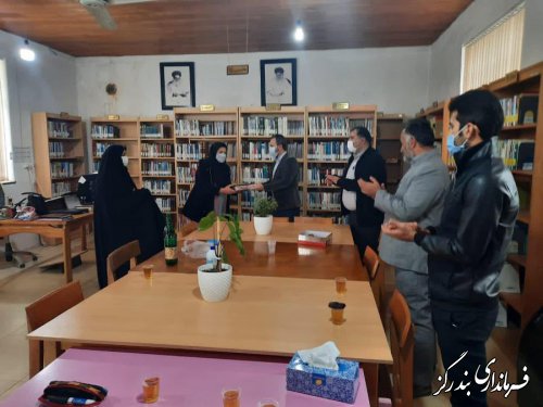 تجلیل بخشدار نوکنده از مسوول کتابخانه شهدای لیوان غربی 