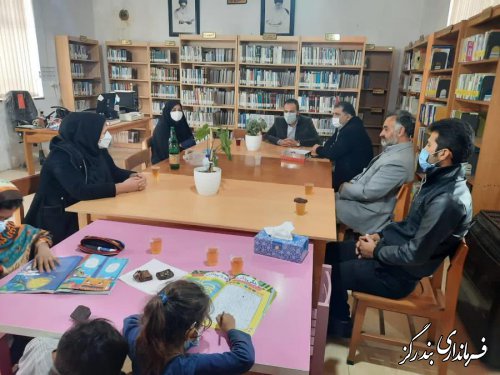تجلیل بخشدار نوکنده از مسوول کتابخانه شهدای لیوان غربی 