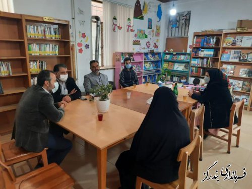 تجلیل بخشدار نوکنده از مسوول کتابخانه شهدای لیوان غربی 