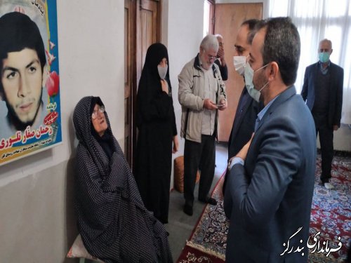 بخشدار نوکنده با خانواده شهید در روستای تلور دیدار کرد