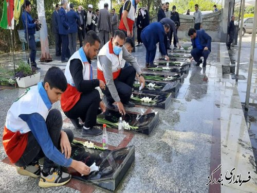 مزار شهدای بندرگز به مناسبت هفته دولت عطرافشانی شد