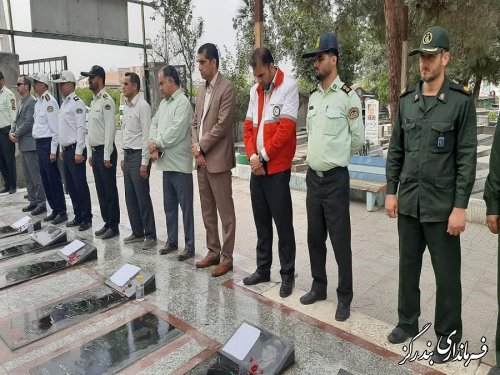 غبارروبی و عطرافشانی مزار شهدا در بندرگز به مناسبت هفته فراجا