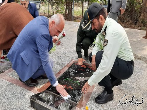 غبارروبی و عطرافشانی مزار شهدا در بندرگز به مناسبت هفته فراجا