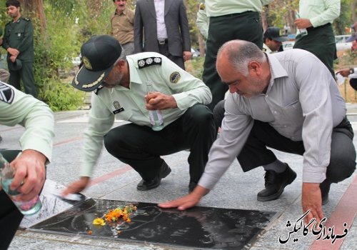 غبار روبی و عطرافشانی قبور مطهر شهدای گالیکش با حضور فرماندار به روایت تصویر