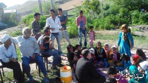 همبازی شدن بخشدار لوه با بچه های روستای منجلو