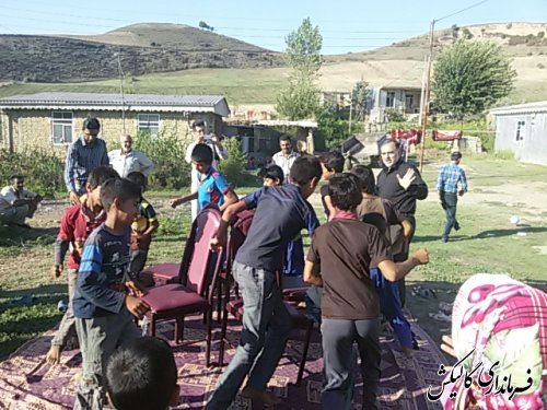 همبازی شدن بخشدار لوه با بچه های روستای منجلو