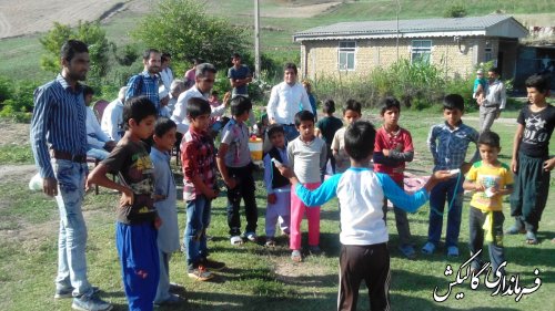 همبازی شدن بخشدار لوه با بچه های روستای منجلو