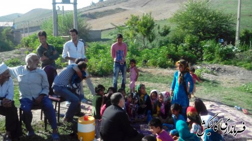 همبازی شدن بخشدار لوه با بچه های روستای منجلو