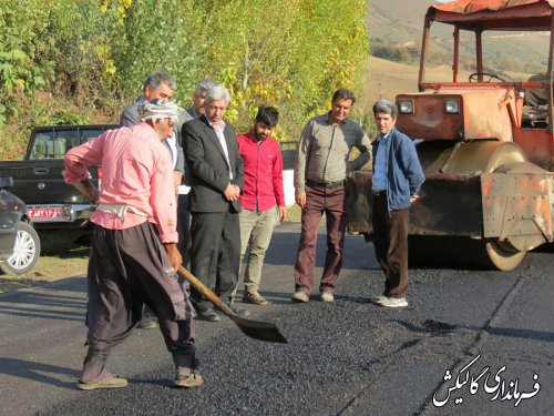 بازدید فرماندار گالیکش از اجرای پروژه روکش آسفالت در محور دهستان نیلکوه