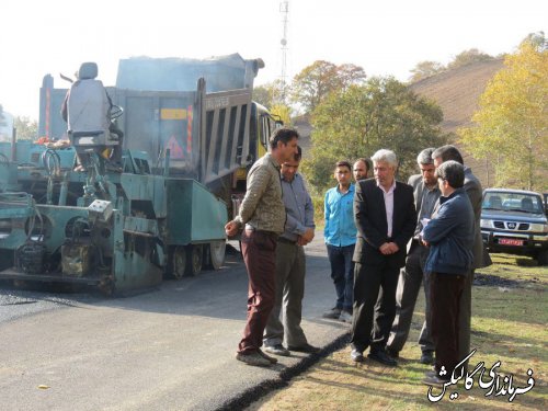 بازدید فرماندار گالیکش از اجرای پروژه روکش آسفالت در محور دهستان نیلکوه