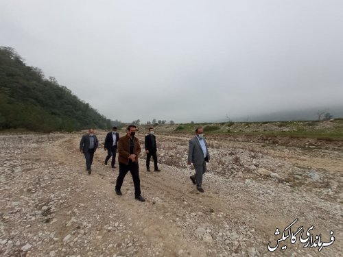 بازدید میدانی فرماندار از روند ساماندهی بستر رودخانه دوغ در محدوده روستای تنگراه