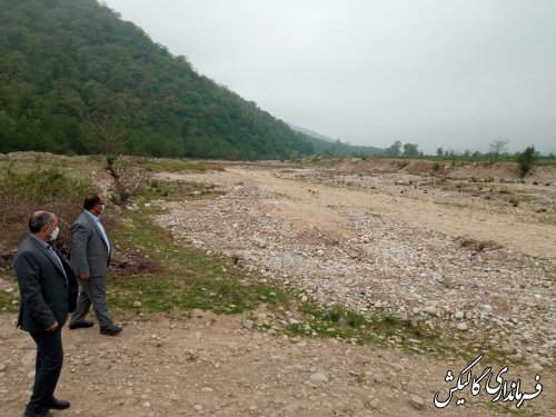 بازدید میدانی فرماندار از روند ساماندهی بستر رودخانه دوغ در محدوده روستای تنگراه