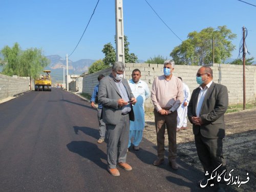 آغاز اجرای طرح آسفالت روستای آق‌قمیش بمناسبت هفته وحدت 