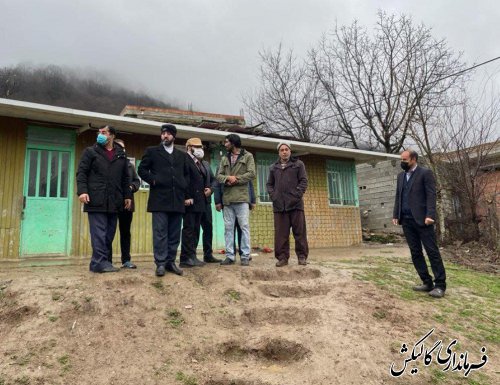 بازدید مشترک فرماندار گالیکش و مدیرکل بنیاد مسکن استان از وضعیت مدرسه کانکسی در روستای یورت کاظم