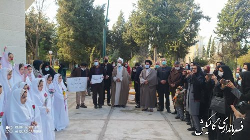 اجرای سرود همگانی ۵۰ نفره دانش‌آموزان دختر آموزشگاه ثامن الحجج  گالیکش بمناسبت روز مادر