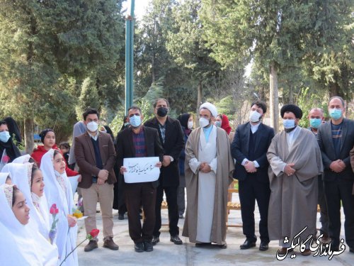 اجرای سرود همگانی ۵۰ نفره دانش‌آموزان دختر آموزشگاه ثامن الحجج  گالیکش بمناسبت روز مادر