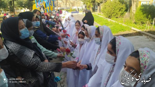 اجرای سرود همگانی ۵۰ نفره دانش‌آموزان دختر آموزشگاه ثامن الحجج  گالیکش بمناسبت روز مادر