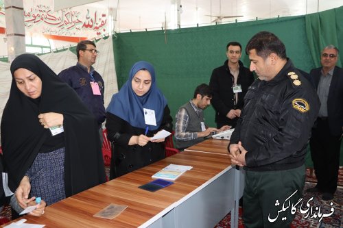 حضور فرماندار گالیکش و جمعی از مسئولین شهرستان در ساعات اولیه رای گیری جهت بازدید از برخی شعب و رای دادن 