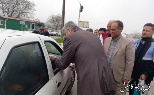 استقبال فرماندار گالیکش و جمعی از مسئولین از اولین مسافران نوروزی در ورودی شرق استان