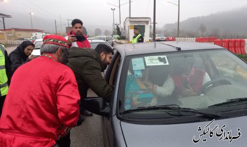 استقبال فرماندار گالیکش و جمعی از مسئولین از اولین مسافران نوروزی در ورودی شرق استان