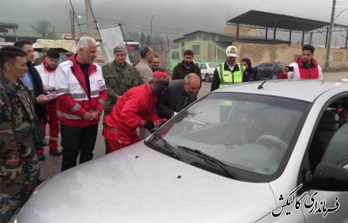 استقبال فرماندار گالیکش و جمعی از مسئولین از اولین مسافران نوروزی در ورودی شرق استان