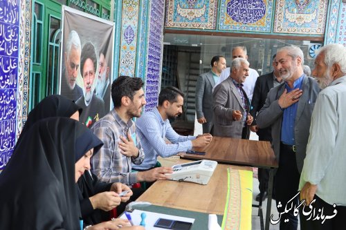 فرماندار گالیکش در ساعات اولیه رای گیری با حضور در مسجد جامع گالیکش رای خود را به صندوق انداخت