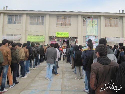 با حضور فرماندار گمیشان زنگ انقلاب درمدارس شهرستان نواخته شد