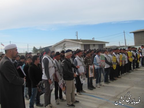 با حضور فرماندار گمیشان زنگ انقلاب درمدارس شهرستان نواخته شد