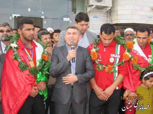 فرماندار گمیشان در جمع استقبال پرشور مردم سیمین شهر از قهرمانان کشتی آلیش حضور یافت