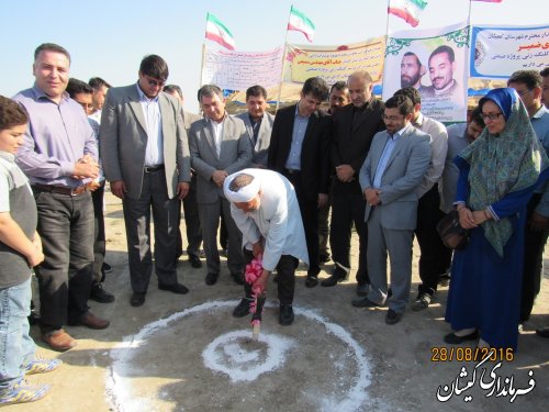 مراسم کلنگ زنی مجتمع صنعتی پرورش شتر مرغ در شهرستان گمیشان برگزار شد