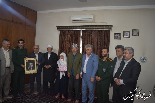 دیدار فرماندار گمیشان با خانواده شهدای کارگر 