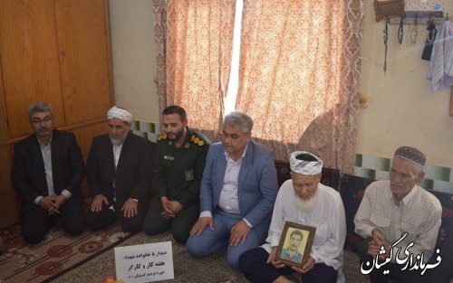 دیدار فرماندار گمیشان با خانواده شهدای کارگر 