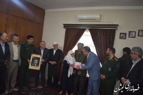 دیدار فرماندار گمیشان با خانواده شهدای کارگر 