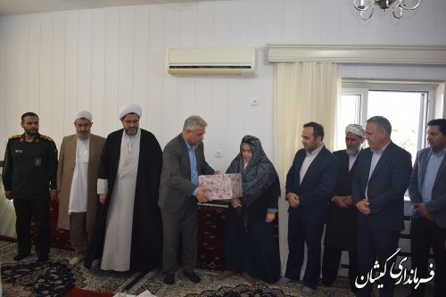 دیدار فرماندار گمیشان با خانواده شهید نور محمد یمرلی