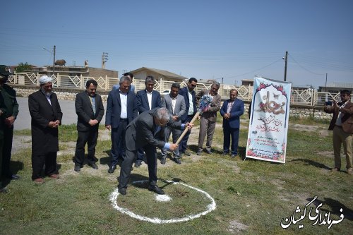 آغاز عملیات اجرایی پروژه زمین ورزشی چمن مصنوعی دبستان مختومقلی سیمین شهر
