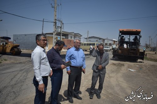 بازدید فرماندار گمیشان از پروژه اجرای آسفالت معابر روستای سقرتپه