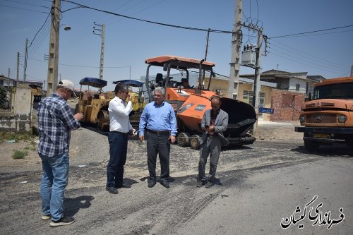 بازدید فرماندار گمیشان از پروژه اجرای آسفالت معابر روستای سقرتپه