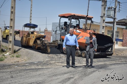 بازدید فرماندار گمیشان از پروژه اجرای آسفالت معابر روستای سقرتپه