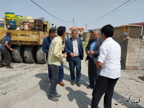 بازدید فرماندار گمیشان از پروژه اجرای آسفالت معابر روستای کله پست