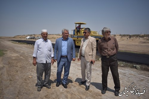 بازدید فرماندار گمیشان از روند اجرای آسفالت 4 کیلومتری سیمین شهر به آرامستان سولی تپه