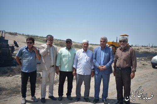 بازدید فرماندار گمیشان از روند اجرای آسفالت 4 کیلومتری سیمین شهر به آرامستان سولی تپه