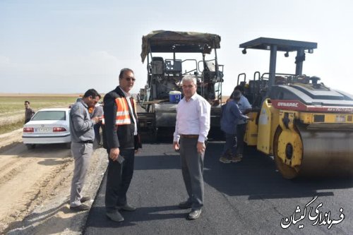 بازدید فرماندار گمیشان از پروژه آسفالت ۶ کیلومتری بصیرآباد به پنج پیکر