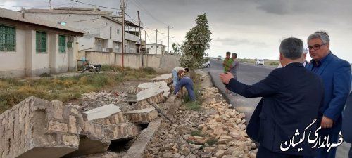 بازدید فرماندار گمیشان از روند اجرای آسفالت جاده های شهرستان 